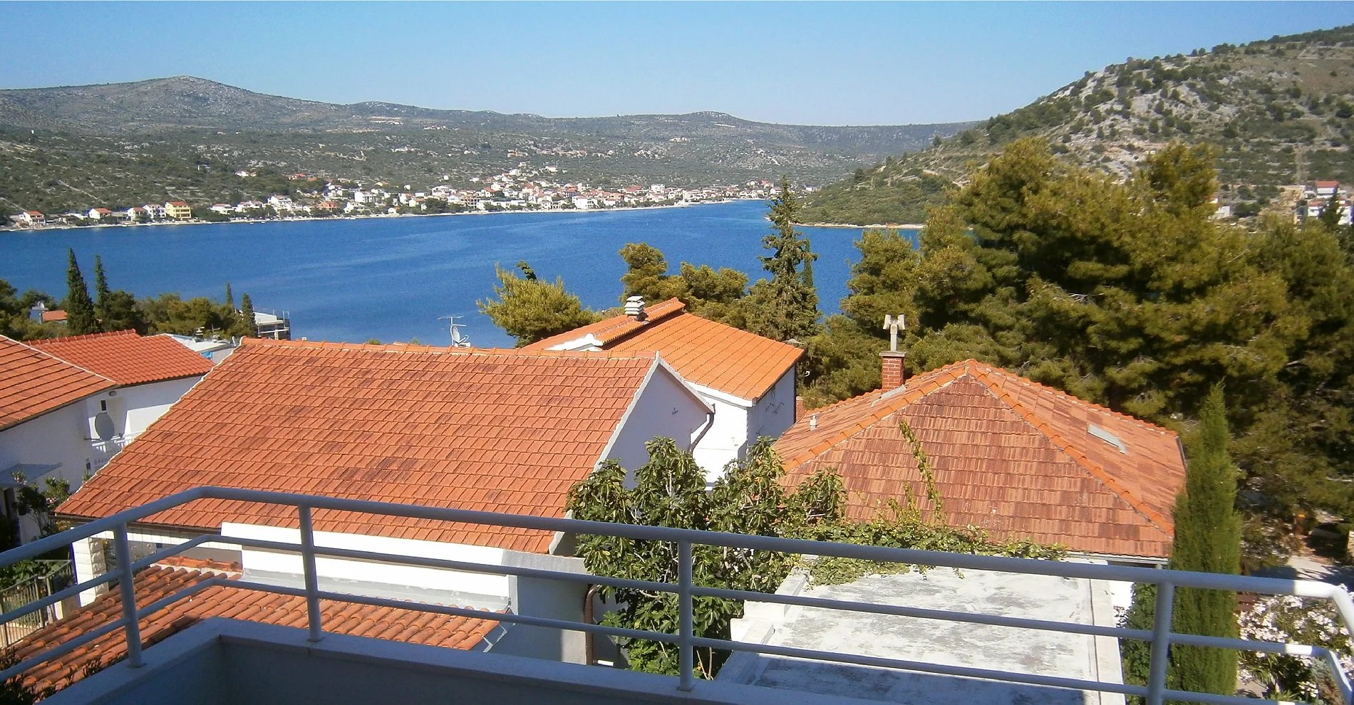 Terasa Villa Lilian s pogledom na uvalu, Rogoznica