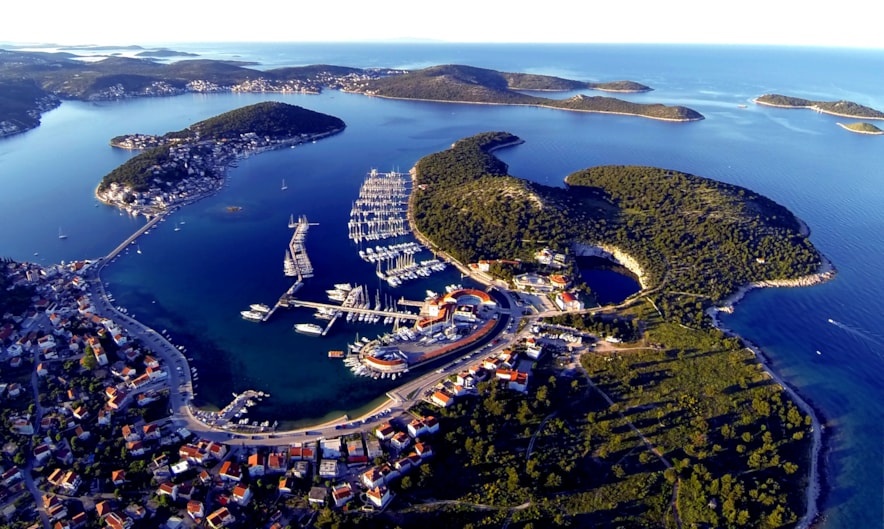 Zračni pogled na marinu i uvalu Rogoznice