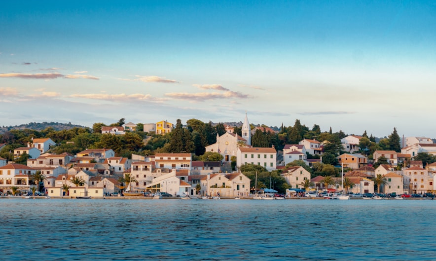 Rogoznica, stari grad u sumrak